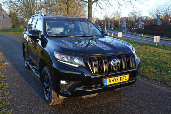 Toyota Land Cruiser 2.8 D-4D-F Executive Window Van Black-Line