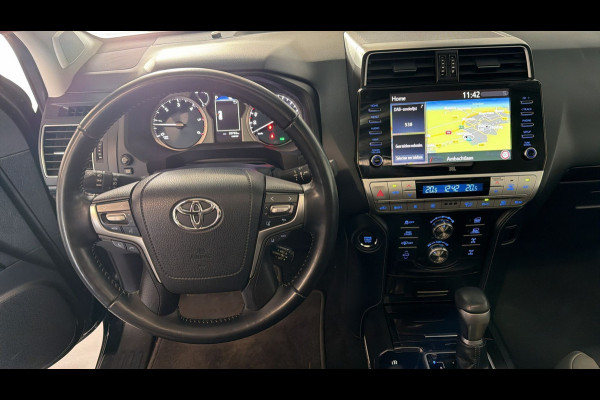 Toyota Land Cruiser 2.8 D-4D-F Executive Window Van Black-Line