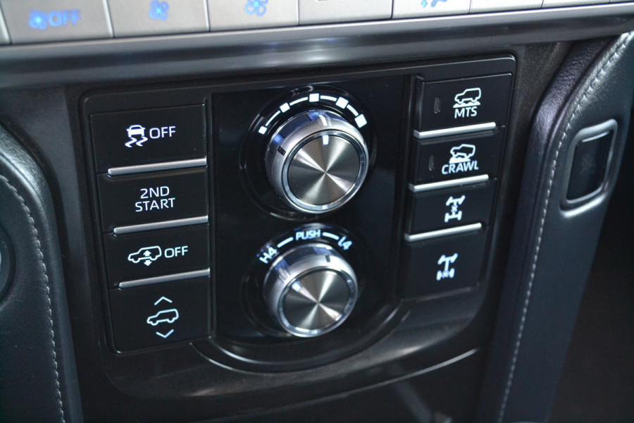 Toyota Land Cruiser 2.8 D-4D-F Executive Window Van Black-Line