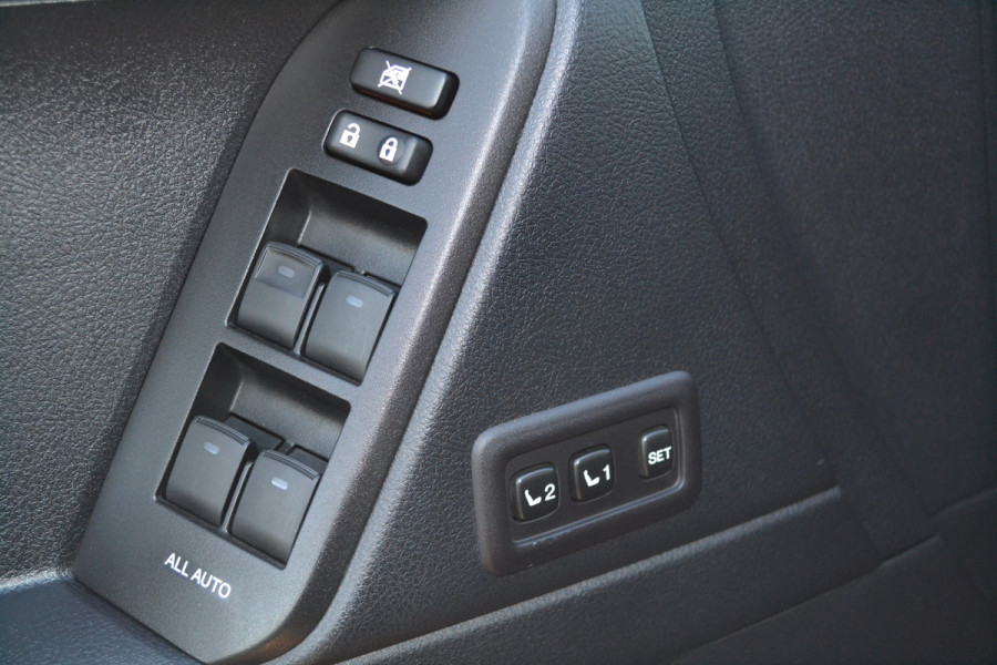 Toyota Land Cruiser 2.8 D-4D-F Executive Window Van Black-Line