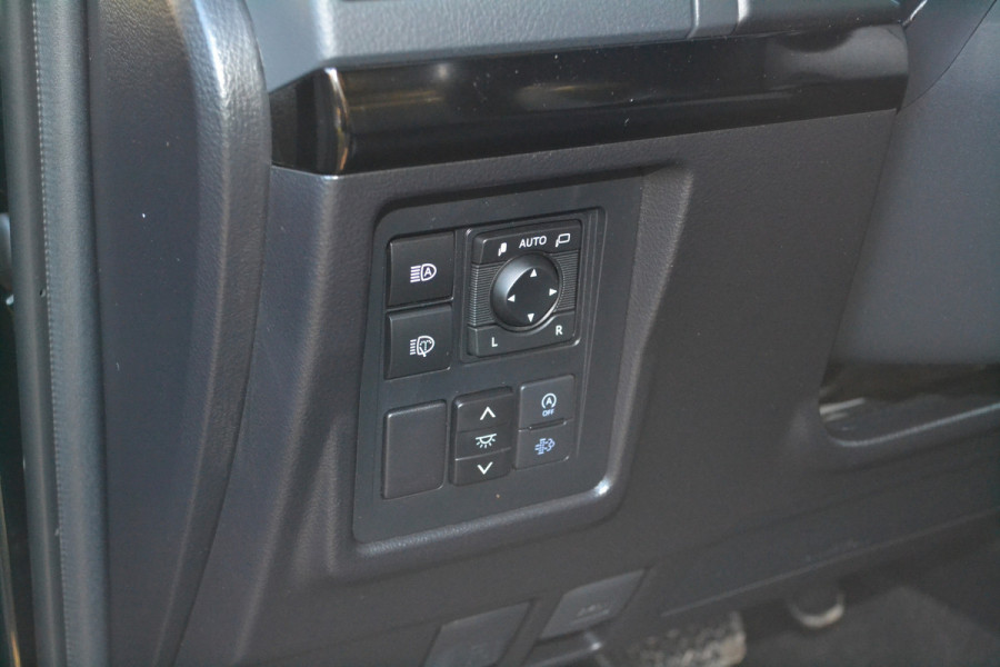 Toyota Land Cruiser 2.8 D-4D-F Executive Window Van Black-Line