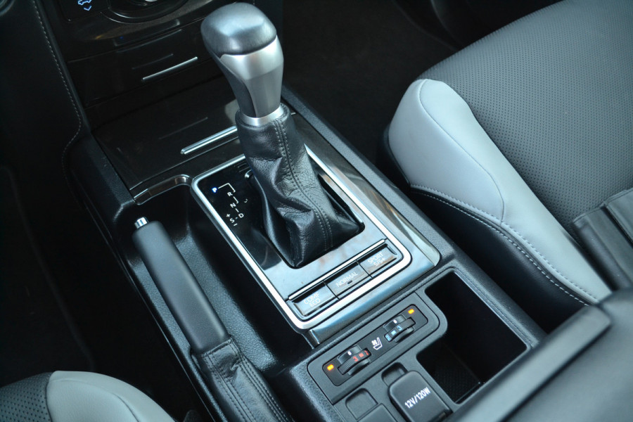 Toyota Land Cruiser 2.8 D-4D-F Executive Window Van Black-Line