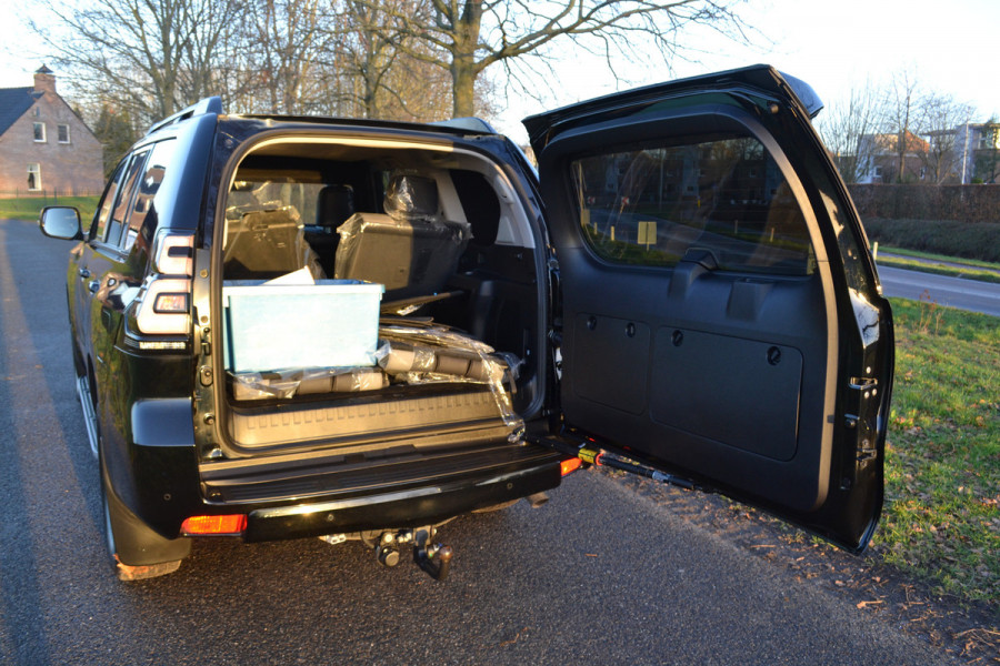 Toyota Land Cruiser 2.8 D-4D-F Executive Window Van Black-Line