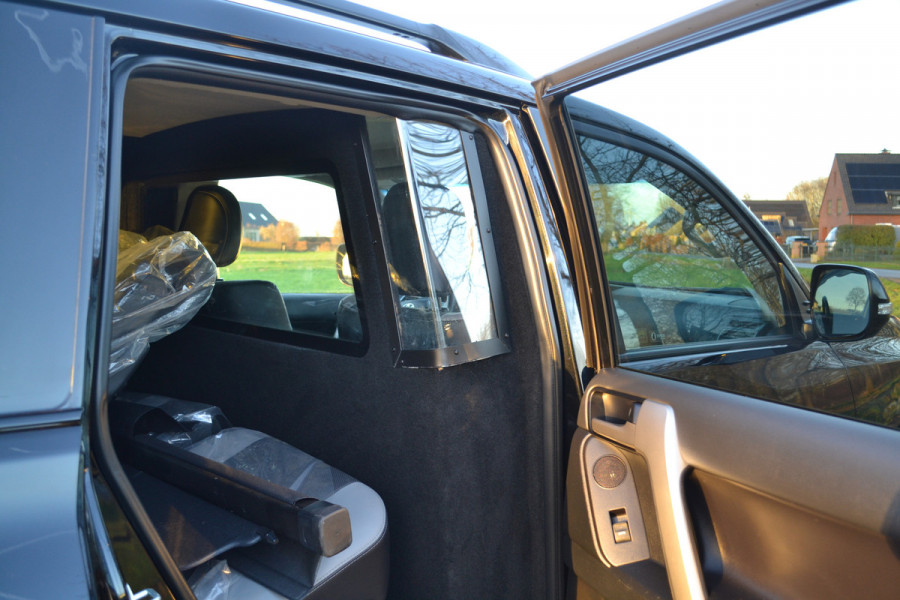 Toyota Land Cruiser 2.8 D-4D-F Executive Window Van Black-Line