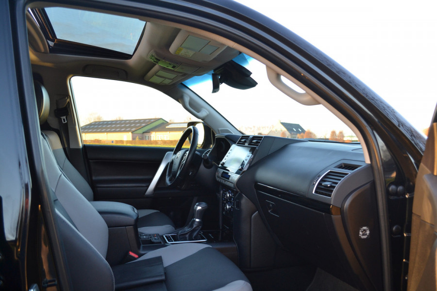 Toyota Land Cruiser 2.8 D-4D-F Executive Window Van Black-Line