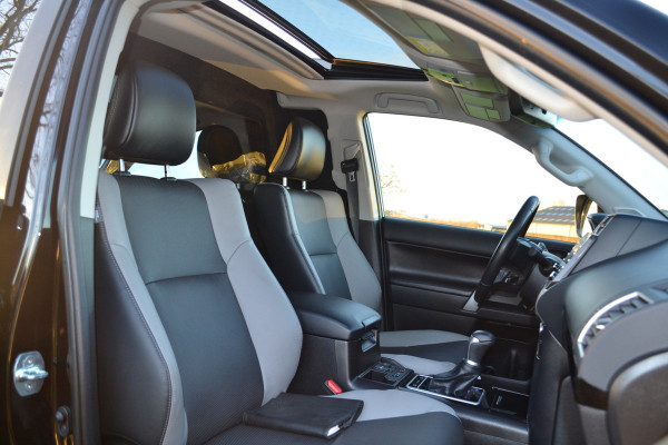 Toyota Land Cruiser 2.8 D-4D-F Executive Window Van Black-Line