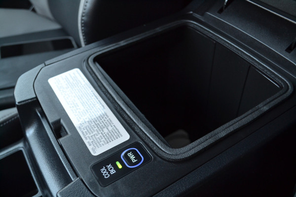 Toyota Land Cruiser 2.8 D-4D-F Executive Window Van Black-Line