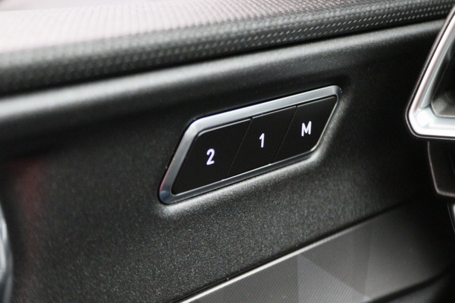 Lynk & Co 01 1.5 Two-Tone, 360° Camera, Panoramadak, Zwarte hemel, ACC, Keyless, PDC, LED, 20''