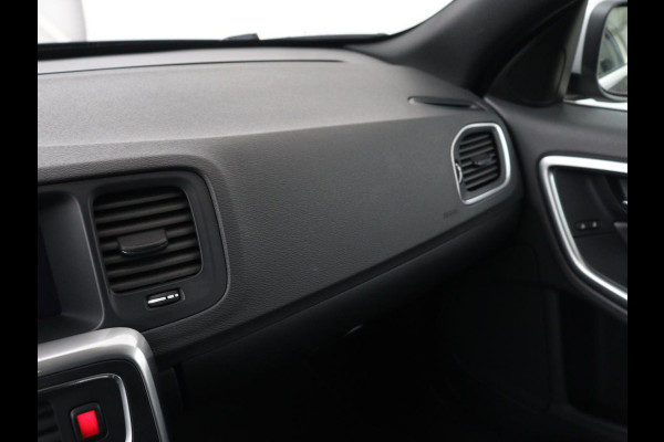 Volvo V60 2.0 T4 Sport | Stoelverwarming | Bi-Xenon | Leder/Alcantara | Trekhaak | Navigatie | Bluetooth | Cruise control | Parkeerhulp | Climate control | Origineel NL