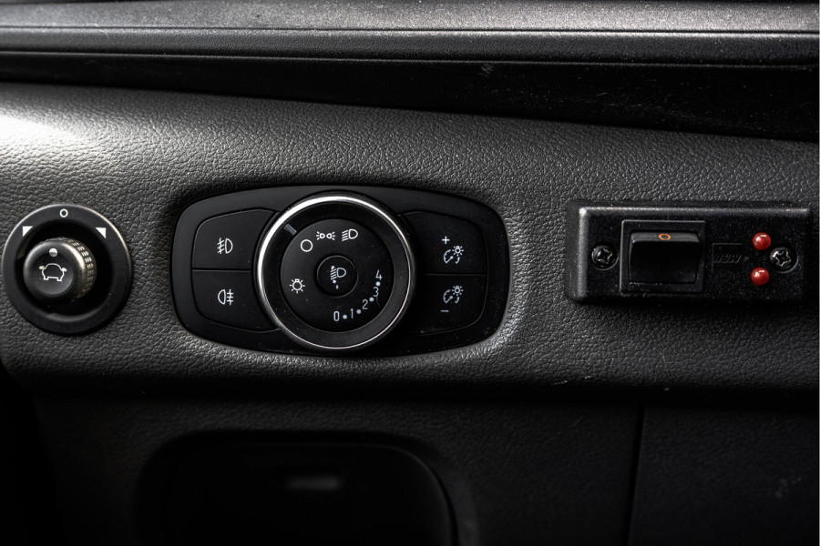 Ford Transit **2.0 TDCI Bakwagen met laadklep | Euro 6 | 131 PK | Airco | Cruise | 3-Persoons**