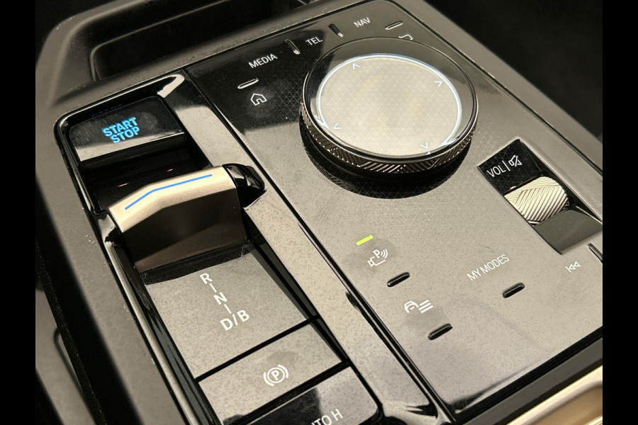 BMW iX XDrive40 High Executive 77 kWh | Origineel Nederlands | 1e Eigenaar Trekhaak Harman/kardon Head Up Panoramadak Memorie