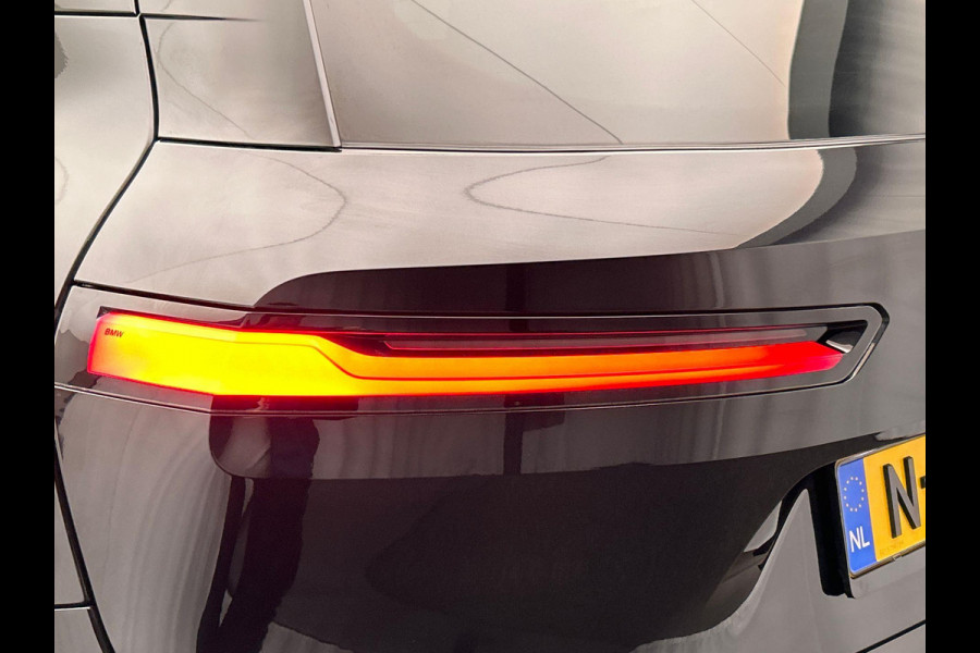 BMW iX XDrive40 High Executive 77 kWh | Origineel Nederlands | 1e Eigenaar Trekhaak Harman/kardon Head Up Panoramadak Memorie