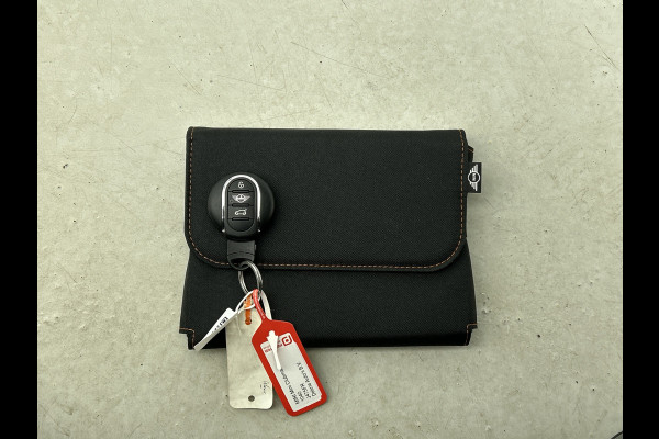 MINI Clubman 2.0D 150PK Cooper Business Edition / Airco-ecc./ Stoelverwarming / Navigatie / Trekhaak / Dab / Pdc. A / Radio multimedia / Apk 04-2026