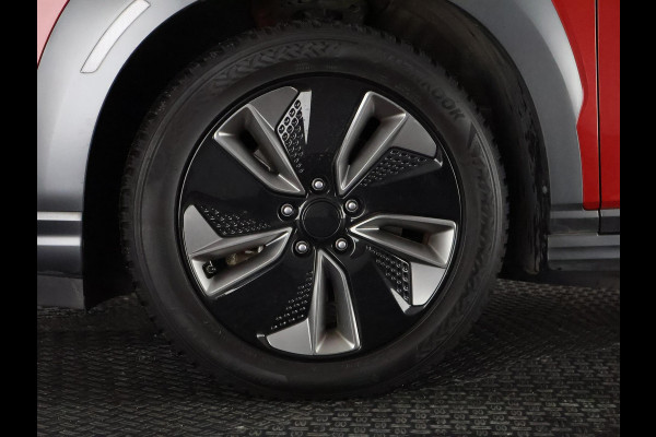 Hyundai Kona EV Premium Two-Tone 64 kWh SOH ACCU 99% | Apple Carplay/Android Auto | Stuur-& Stoelverwarming | Navigatie | Leder | Camera |