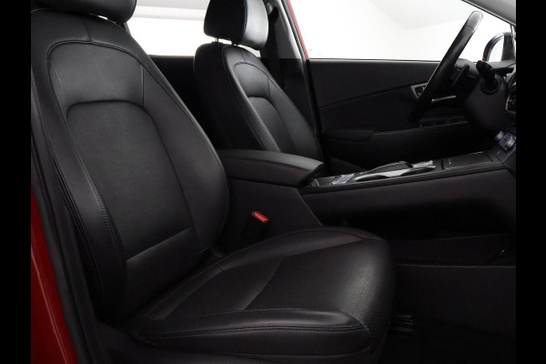 Hyundai Kona EV Premium Two-Tone 64 kWh SOH ACCU 99% | Apple Carplay/Android Auto | Stuur-& Stoelverwarming | Navigatie | Leder | Camera |