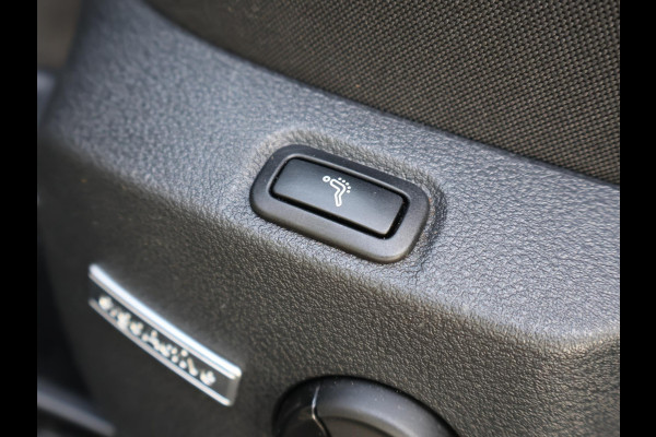 Volkswagen Golf 1.6 TDI 116 PK AUT. *1e EIGENAAR / BTW* + MASSAGE | CARPLAY | ADAPTIVE CRUISE | TREKHAAK | STOELVERW. | DAB