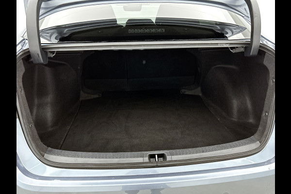 Toyota Corolla 1.8 Hybrid Executive Sedan / Leder / Navigatie / Xenon / Pdc.V+A / Airco-ecc./ Radio multimedia / Apk 03-2027