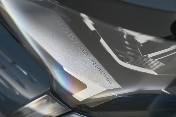 Peugeot 3008 1.6 HYbrid 225 Active Pack Business | Camera | Adaptieve Cruise Control | Dodehoekdetectie | Apple Carplay