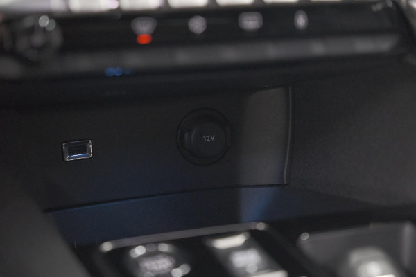 Peugeot 3008 1.6 HYbrid 225 Active Pack Business | Camera | Adaptieve Cruise Control | Dodehoekdetectie | Apple Carplay