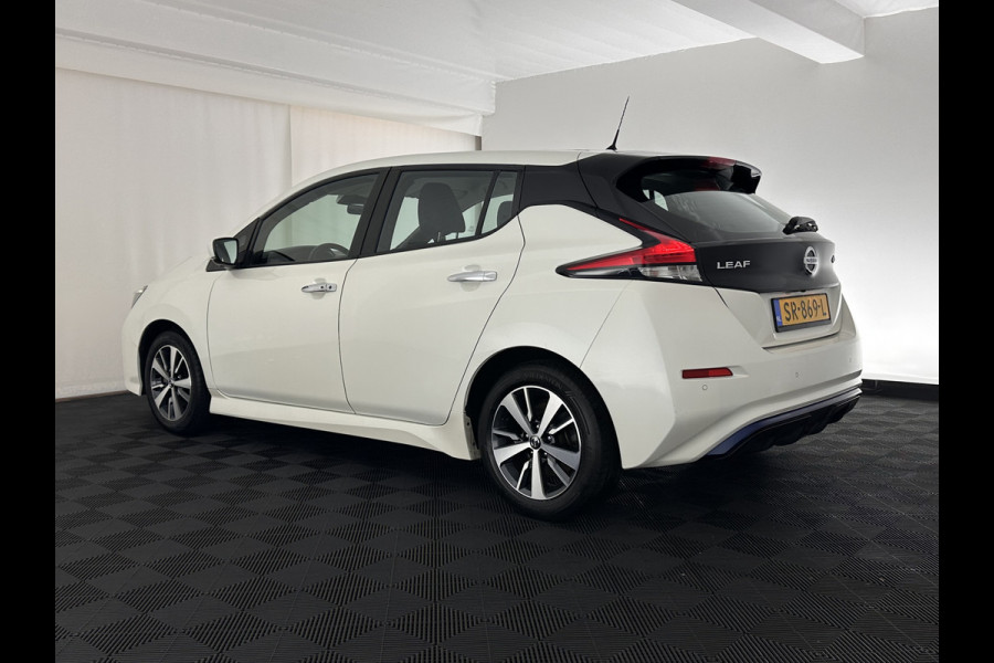 Nissan Leaf Acenta 40 kWh (INCL-BTW) Aut. *HEATPUMP | ADAPTIVE-CRUISE | KEYLESS | TOPVIEW | NAVI-FULLMAP | BLINDSPOT | DAB+ | HEATED-COMFORTSEATS | DIGI-COCKPIT | PRIVACYGLASS | 16"ALU*