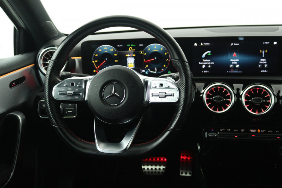 Mercedes-Benz A-Klasse 180 Business Solution AMG (SFEERVERLICHTING, ACHTERUITRIJCAMERA, STOELVERWARMING, NAVIGATIE, SENSOREN)