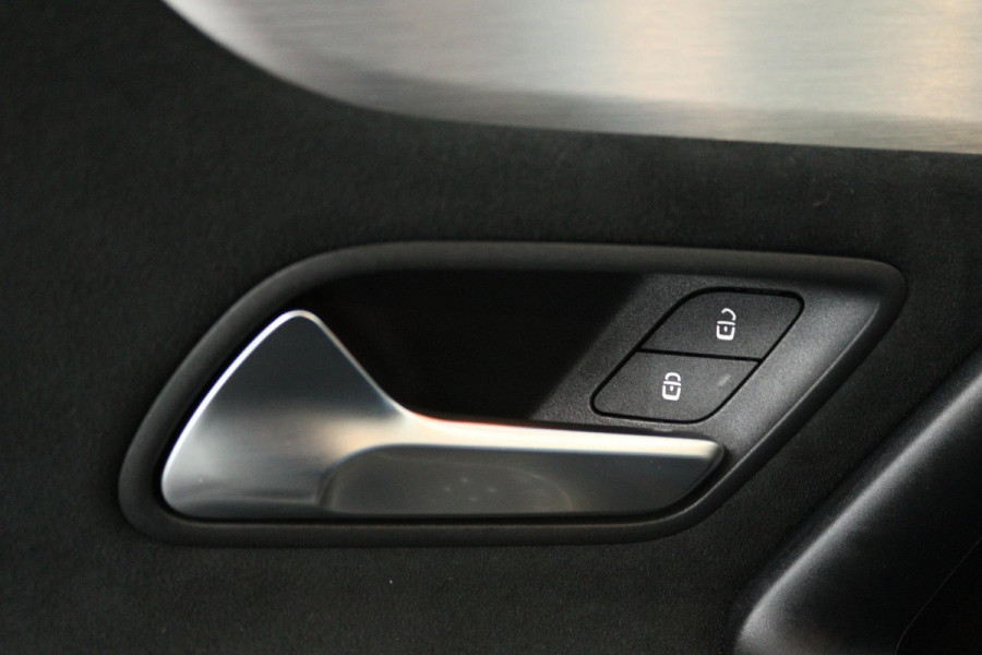 Mercedes-Benz A-Klasse 180 Business Solution AMG (SFEERVERLICHTING, ACHTERUITRIJCAMERA, STOELVERWARMING, NAVIGATIE, SENSOREN)