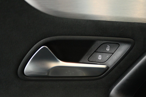 Mercedes-Benz A-Klasse 180 Business Solution AMG (SFEERVERLICHTING, ACHTERUITRIJCAMERA, STOELVERWARMING, NAVIGATIE, SENSOREN)
