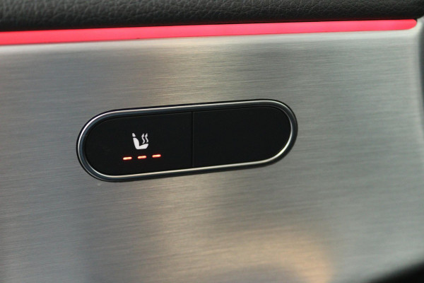 Mercedes-Benz A-Klasse 180 Business Solution AMG (SFEERVERLICHTING, ACHTERUITRIJCAMERA, STOELVERWARMING, NAVIGATIE, SENSOREN)