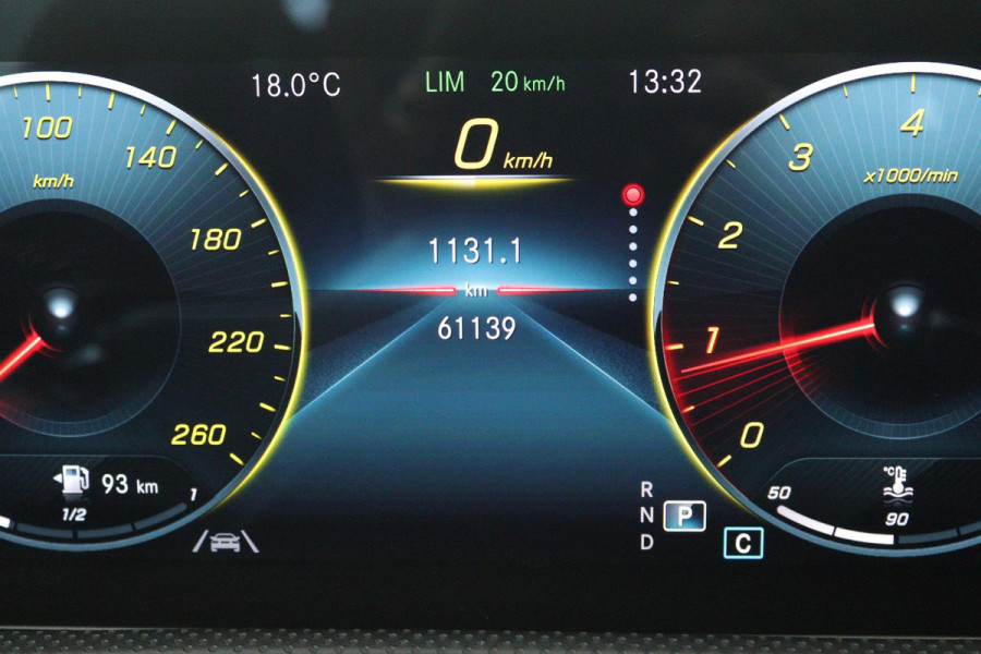 Mercedes-Benz A-Klasse 180 Business Solution AMG (SFEERVERLICHTING, ACHTERUITRIJCAMERA, STOELVERWARMING, NAVIGATIE, SENSOREN)