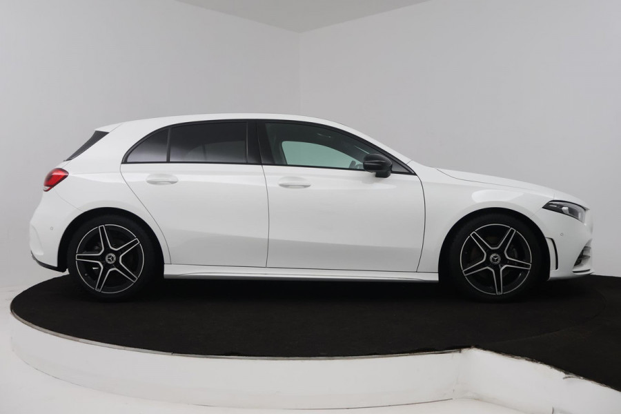 Mercedes-Benz A-Klasse 180 Business Solution AMG (SFEERVERLICHTING, ACHTERUITRIJCAMERA, STOELVERWARMING, NAVIGATIE, SENSOREN)