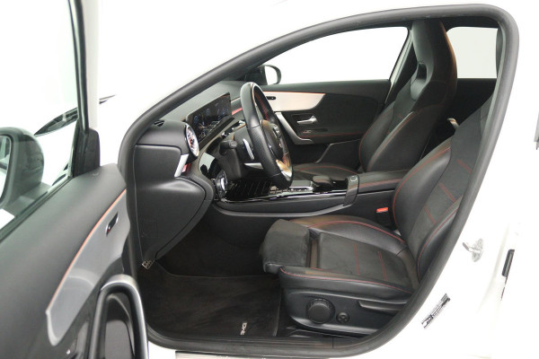 Mercedes-Benz A-Klasse 180 Business Solution AMG (SFEERVERLICHTING, ACHTERUITRIJCAMERA, STOELVERWARMING, NAVIGATIE, SENSOREN)