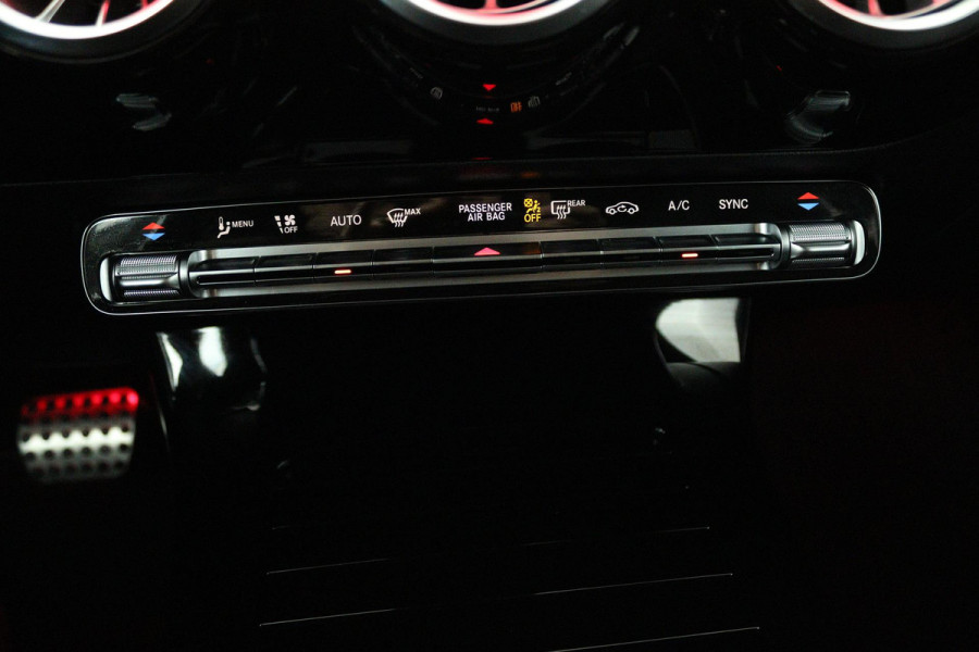 Mercedes-Benz A-Klasse 180 Business Solution AMG (SFEERVERLICHTING, ACHTERUITRIJCAMERA, STOELVERWARMING, NAVIGATIE, SENSOREN)