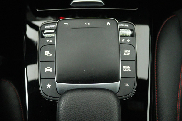 Mercedes-Benz A-Klasse 180 Business Solution AMG (SFEERVERLICHTING, ACHTERUITRIJCAMERA, STOELVERWARMING, NAVIGATIE, SENSOREN)