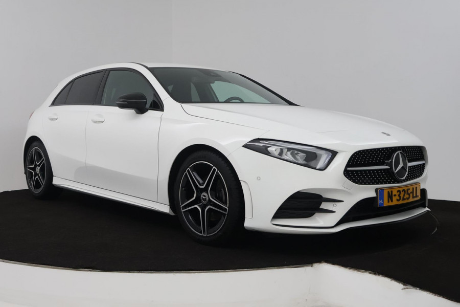 Mercedes-Benz A-Klasse 180 Business Solution AMG (SFEERVERLICHTING, ACHTERUITRIJCAMERA, STOELVERWARMING, NAVIGATIE, SENSOREN)
