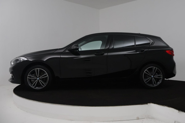 BMW 1-serie 118i Executive Edition (SFEERVERLICHTING, DIGITALE COCKPIT, NAVIGATIE, PARKEERSENSOREN, CRUISE CONTROL)