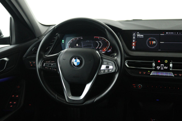BMW 1-serie 118i Executive Edition (SFEERVERLICHTING, DIGITALE COCKPIT, NAVIGATIE, PARKEERSENSOREN, CRUISE CONTROL)