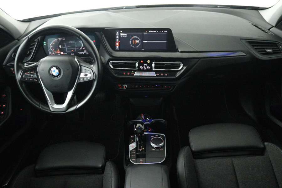 BMW 1-serie 118i Executive Edition (SFEERVERLICHTING, DIGITALE COCKPIT, NAVIGATIE, PARKEERSENSOREN, CRUISE CONTROL)