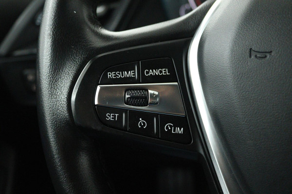 BMW 1-serie 118i Executive Edition (SFEERVERLICHTING, DIGITALE COCKPIT, NAVIGATIE, PARKEERSENSOREN, CRUISE CONTROL)
