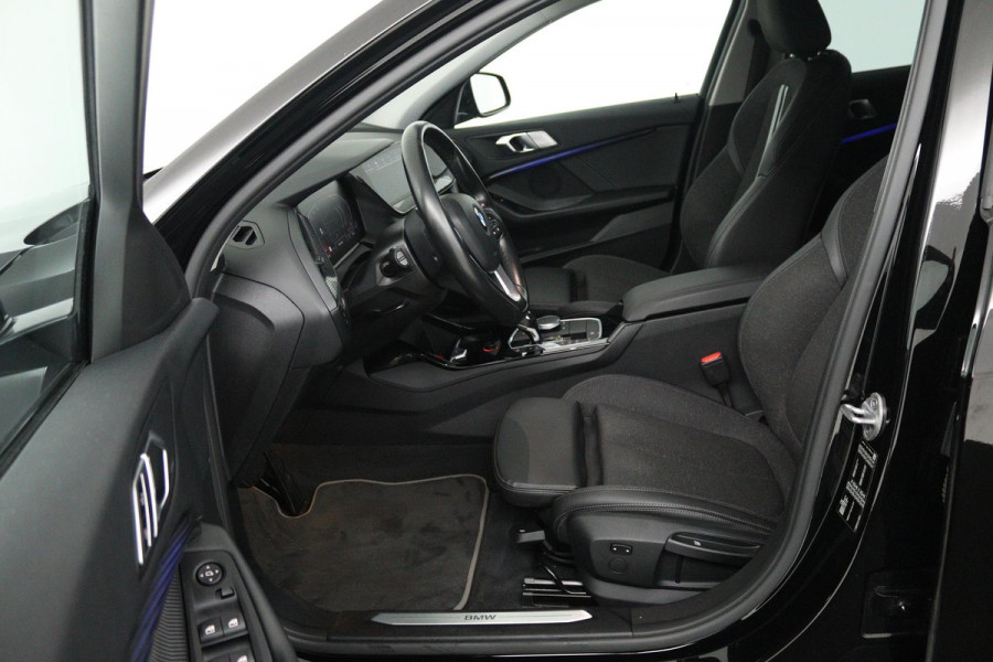 BMW 1-serie 118i Executive Edition (SFEERVERLICHTING, DIGITALE COCKPIT, NAVIGATIE, PARKEERSENSOREN, CRUISE CONTROL)
