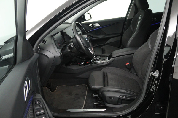 BMW 1-serie 118i Executive Edition (SFEERVERLICHTING, DIGITALE COCKPIT, NAVIGATIE, PARKEERSENSOREN, CRUISE CONTROL)