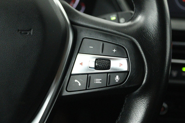 BMW 1-serie 118i Executive Edition (SFEERVERLICHTING, DIGITALE COCKPIT, NAVIGATIE, PARKEERSENSOREN, CRUISE CONTROL)