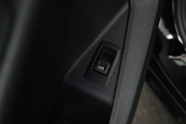 BMW 1-serie 118i Executive Edition (SFEERVERLICHTING, DIGITALE COCKPIT, NAVIGATIE, PARKEERSENSOREN, CRUISE CONTROL)