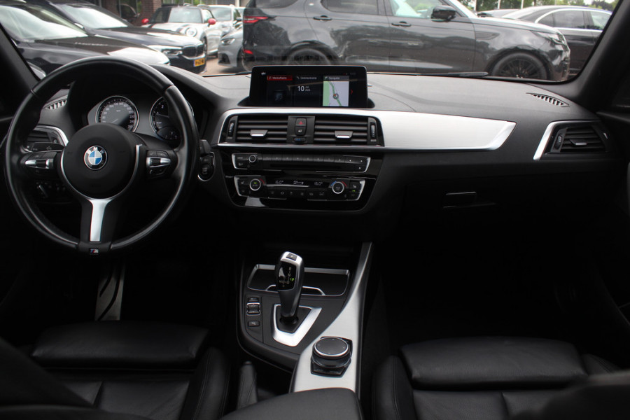 BMW 1-serie 118i Edition M Sport Shadow High Exe. / Leder / Navigatie / Parkeerhulp achter / Keyless / 18'' / Getint glas / Stoelverwarming / Cruise Control