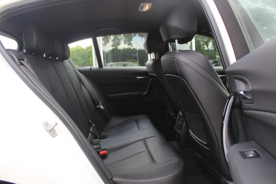 BMW 1-serie 118i Edition M Sport Shadow High Exe. / Leder / Navigatie / Parkeerhulp achter / Keyless / 18'' / Getint glas / Stoelverwarming / Cruise Control