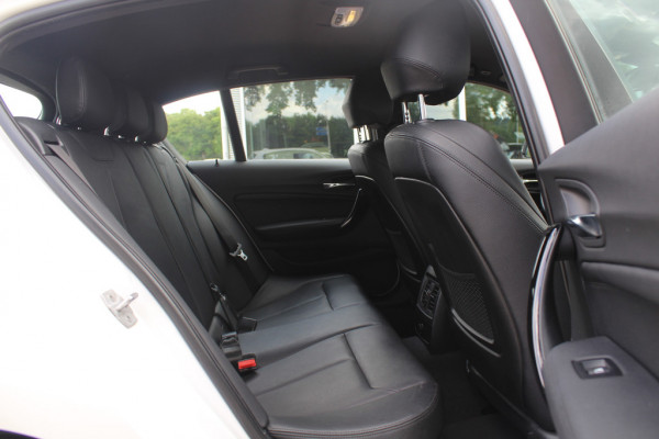 BMW 1-serie 118i Edition M Sport Shadow High Exe. / Leder / Navigatie / Parkeerhulp achter / Keyless / 18'' / Getint glas / Stoelverwarming / Cruise Control