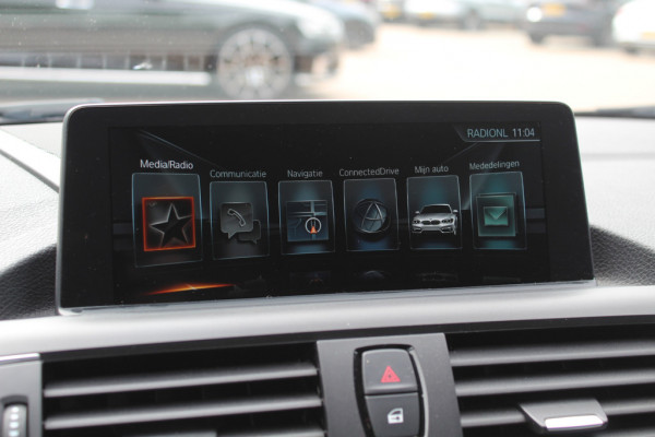 BMW 1-serie 118i Edition M Sport Shadow High Exe. / Leder / Navigatie / Parkeerhulp achter / Keyless / 18'' / Getint glas / Stoelverwarming / Cruise Control