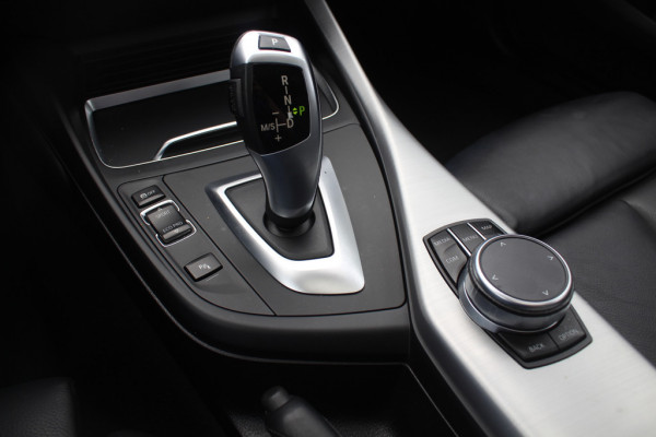 BMW 1-serie 118i Edition M Sport Shadow High Exe. / Leder / Navigatie / Parkeerhulp achter / Keyless / 18'' / Getint glas / Stoelverwarming / Cruise Control