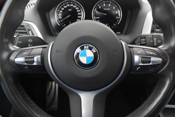 BMW 1-serie 118i Edition M Sport Shadow High Exe. / Leder / Navigatie / Parkeerhulp achter / Keyless / 18'' / Getint glas / Stoelverwarming / Cruise Control