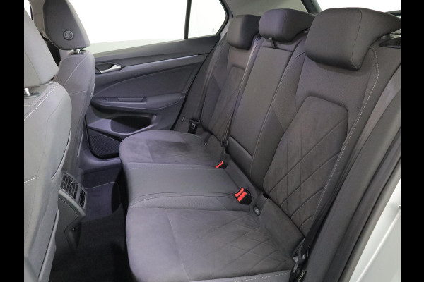 Volkswagen Golf 1.5 eTSI Style 130 PK DSG (Automaat) | Navigatie | Stoel- en stuurverwarming | keyless entry | Parkeer camera | Standkachel |