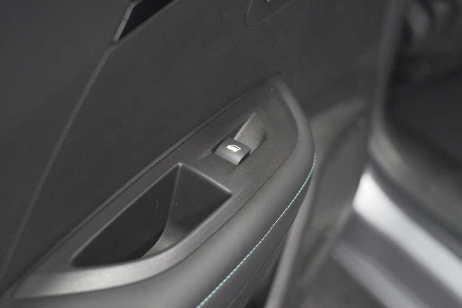 Peugeot e-2008 EV Allure 50 kWh | SOH=96.7 % | 3 Fase Laadfunctie | Camera | Navigatie | Parkeersensoren | Apple Carplay